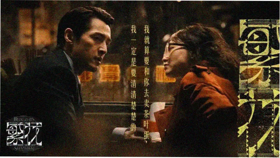 善良的妈妈的朋友在老巷子里的合影